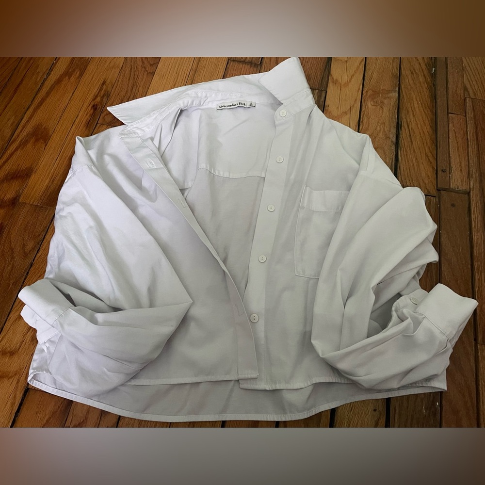Abercrombie & Fitch white cropped button up shirt